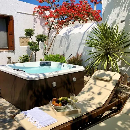 Hébergement de vacances Avli Traditional With Private Jacuzzi