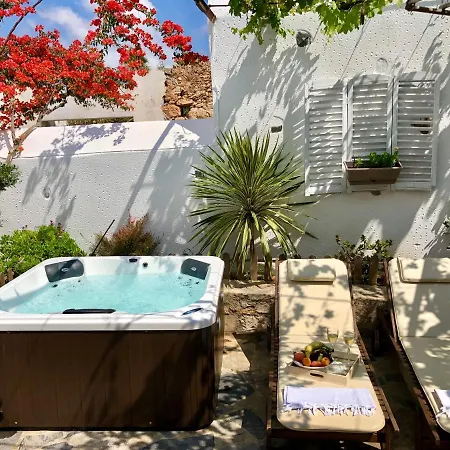 Hébergement de vacances Avli Traditional With Private Jacuzzi