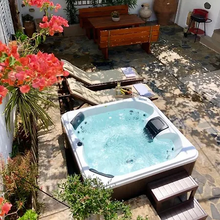 Avli Traditional With Private Jacuzzi Hébergement de vacances