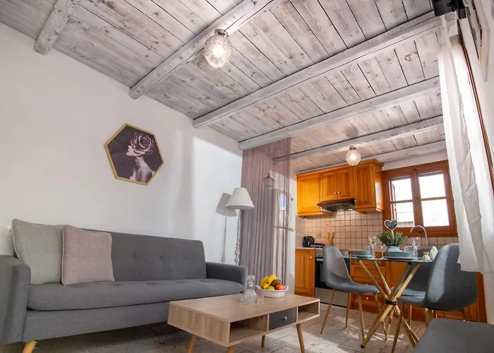 Avli Traditional With Private Jacuzzi Feriehus