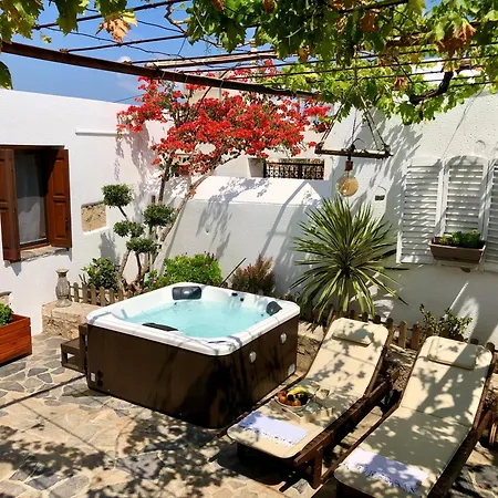 Avli Traditional With Private Jacuzzi Semesterbostad *